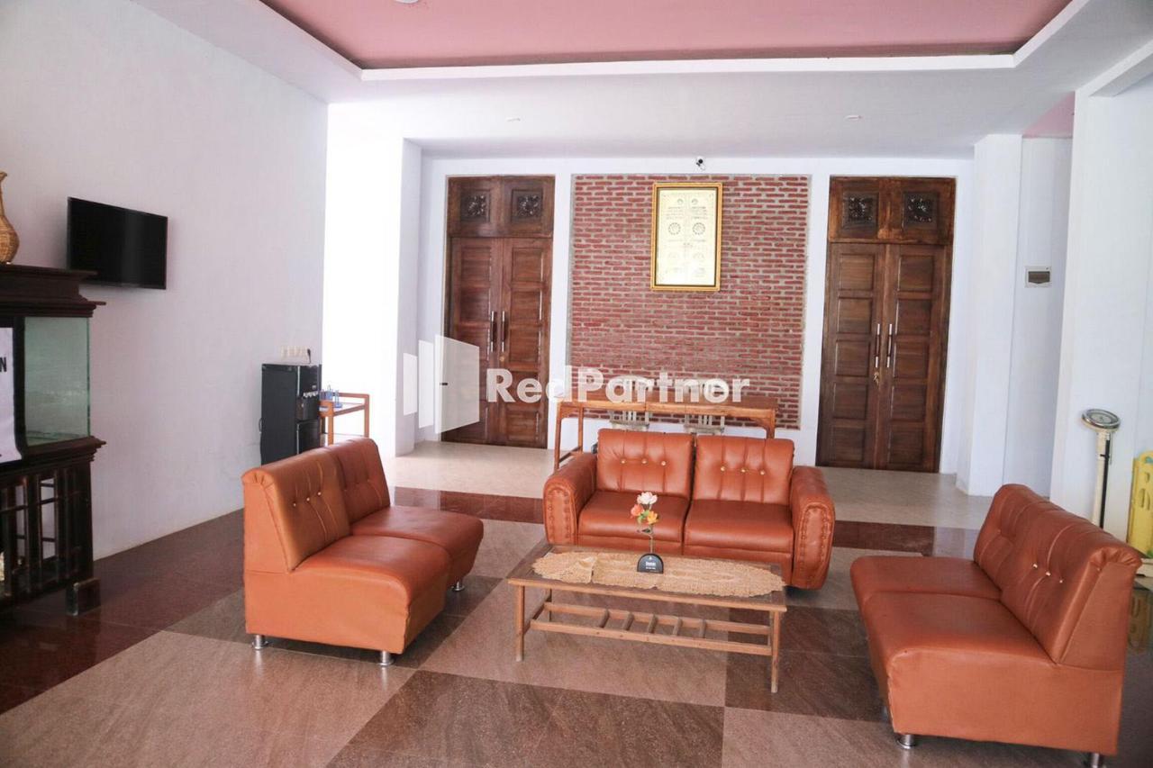 Wisma Suci Syariah Polewali Mandar Mitra Reddoorz Matakali Exteriör bild