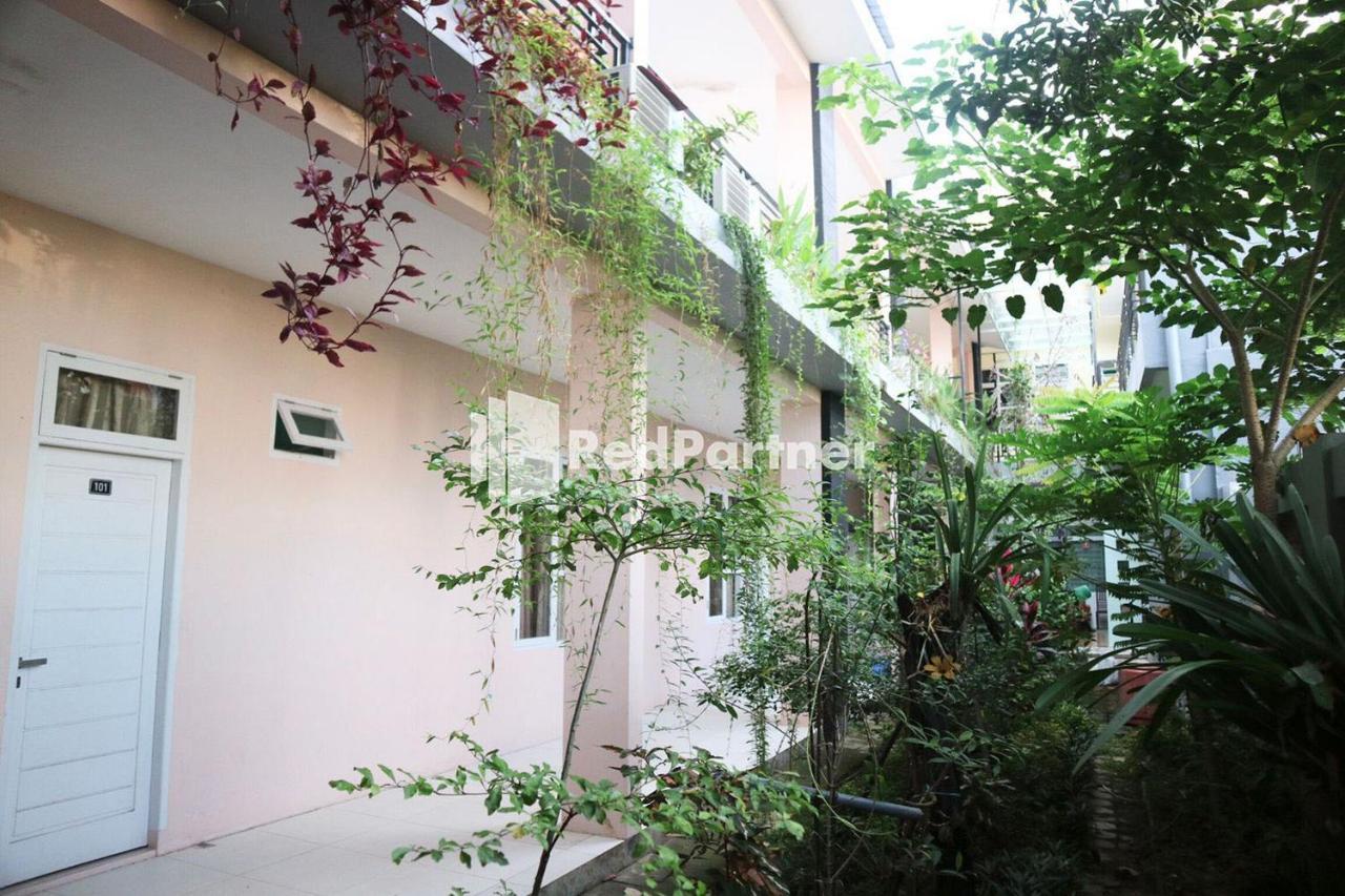 Wisma Suci Syariah Polewali Mandar Mitra Reddoorz Matakali Exteriör bild